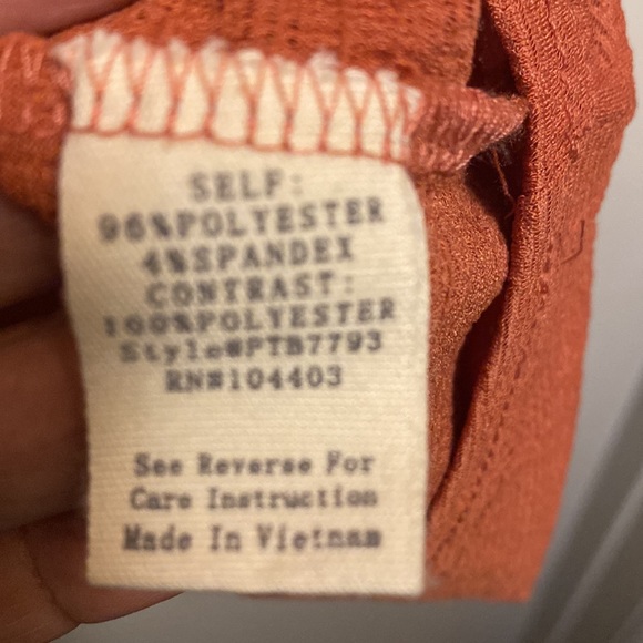 Pretty top. The color is like a burnt orange or rust. - Picture 4 of 4